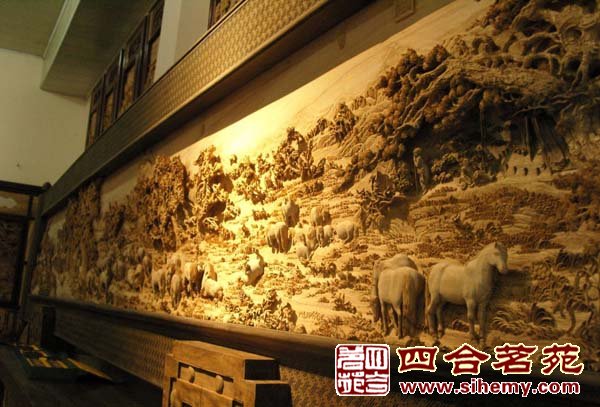 、寺庙、神坛;小 到生活用具、案头摆设),但却是雕刻艺术中的精华部分。由于这种木雕需要量大,应用范围广,所以一般是由经验丰富、技艺精湛的老艺人或工艺美术师设计雕 制,再由工艺娴熟的工人大量雕刻复制的。因此在题材上表现形式上就有一定的规范和程式,制作工序也很明确,分出坯、修细、打磨、上光、配置、底座等流水作 业。 艺术木雕通常是指构思精巧内涵深刻,有独创性,能反映作者审美观、艺术方法和艺术技巧的作品。 艺术木雕一般都是由作者一手设计制作完成的,所以他能始终贯穿并把握创作的意念与追求。艺术木雕的创作方法除了与